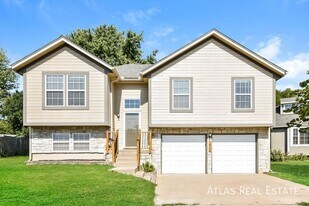 1912 NE Gatewood Dr in Lee's Summit, MO - Building Photo