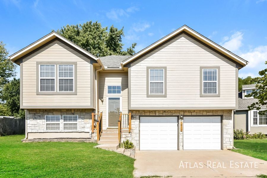 1912 NE Gatewood Dr in Lee's Summit, MO - Building Photo