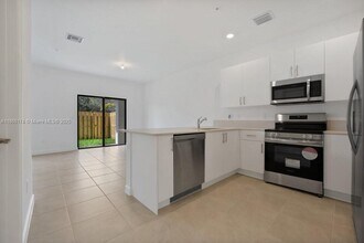 250 SW 159th Ln in Pembroke Pines, FL - Building Photo - Building Photo