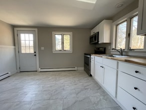 131 Durham Rd in Freeport, ME - Foto de edificio - Building Photo