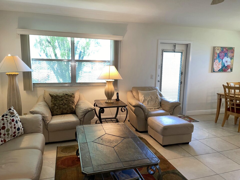 49 Waterford D in Delray Beach, FL - Building Photo