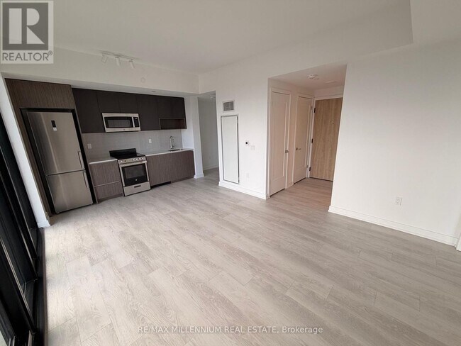 801 The Queensway in Toronto, ON - Building Photo - Building Photo