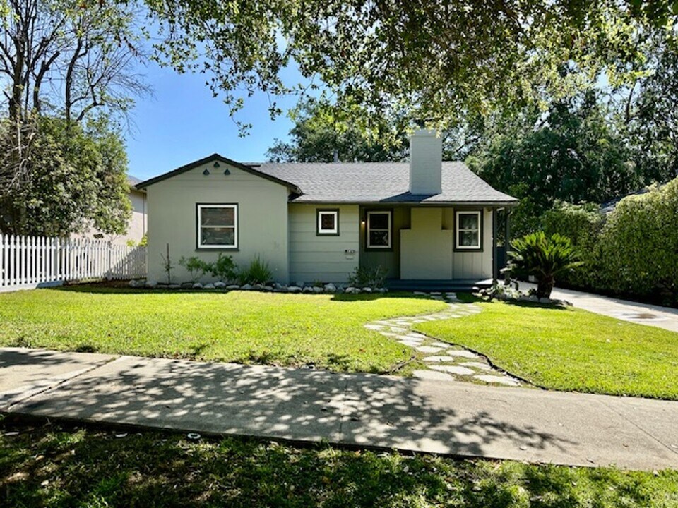 1174 Bella Vista Ave in Pasadena, CA - Foto de edificio