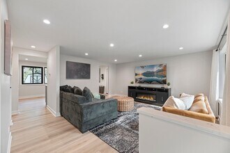 208 W Hartford Dr in Schaumburg, IL - Foto de edificio - Building Photo