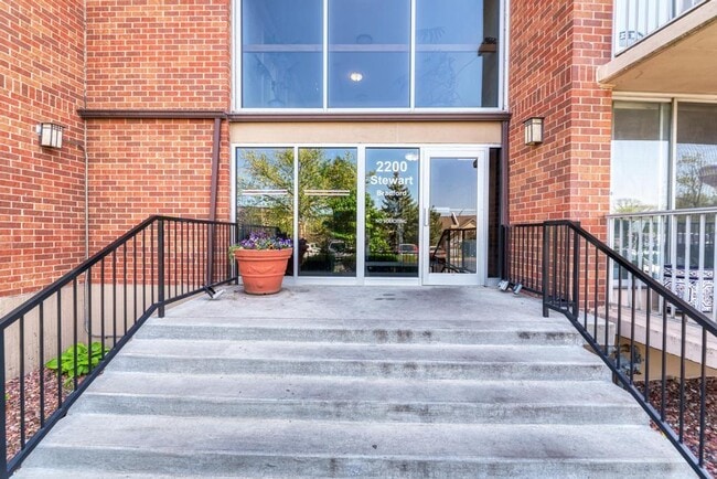 2200 S Stewart Ave in Lombard, IL - Building Photo - Building Photo
