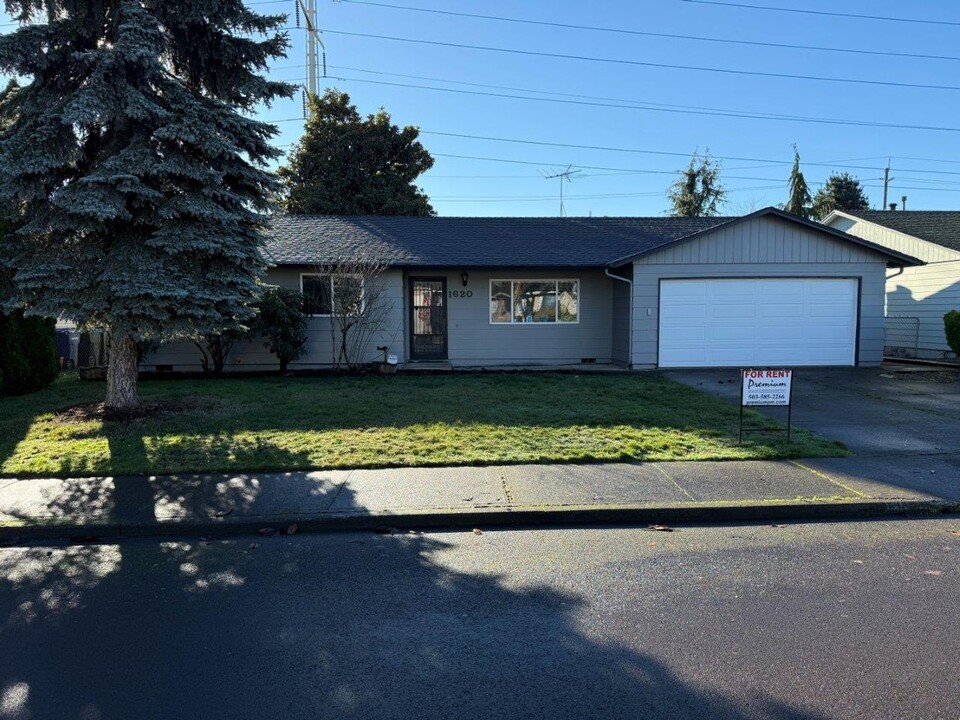 1620 Stone Hedge Dr NE in Keizer, OR - Building Photo