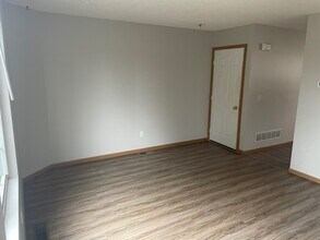 9073 Scarlet Globe Dr in Eden Prairie, MN - Building Photo - Building Photo