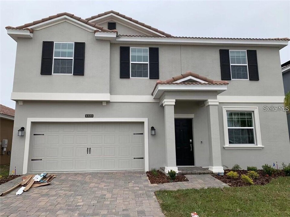 1323 Oak Crest St in Davenport, FL - Building Photo