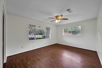 206 E Powell St in Willis, TX - Building Photo - Building Photo