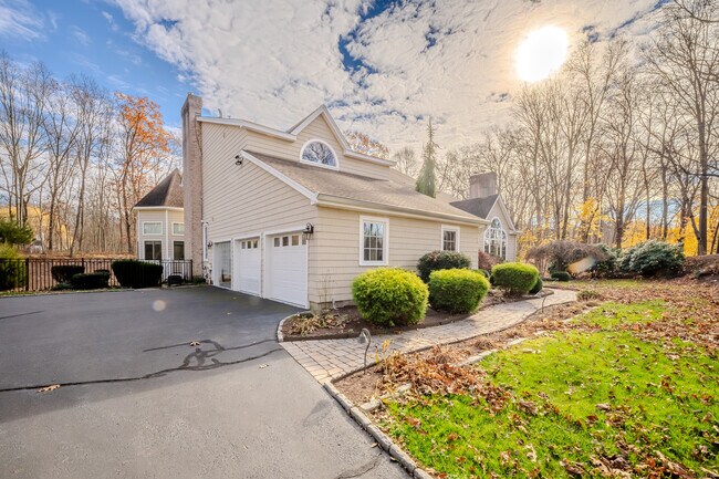 723 Laurie Ln in Orange, CT - Building Photo - Building Photo