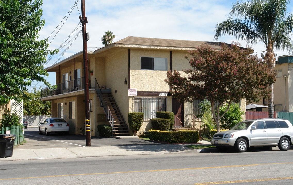 5928 Whitsett in Valley Village, CA - Foto de edificio