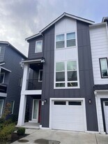 13717 Admiralty Way in Lynnwood, WA - Building Photo