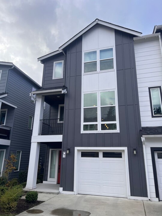 13717 Admiralty Way in Lynnwood, WA - Building Photo