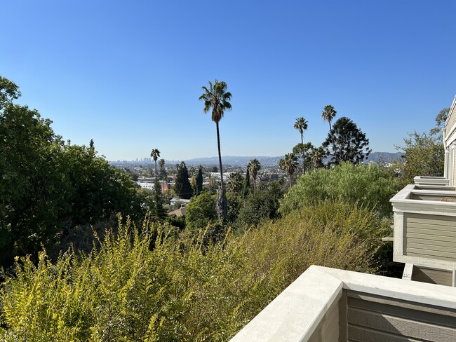 1653 Micheltorena St, Unit 206 in Los Angeles, CA - Foto de edificio - Building Photo