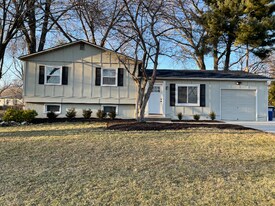 9914 England Dr in Overland Park, KS - Building Photo