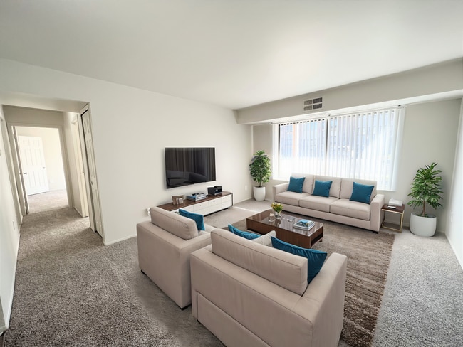 Trafalgar Square Apartments in Westland, MI - Foto de edificio - Building Photo