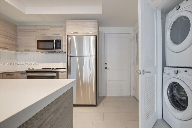1756 N Bayshore Dr in Miami, FL - Building Photo - Building Photo