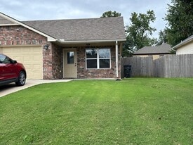 11 S Kansas Ct in Newton, KS - Building Photo