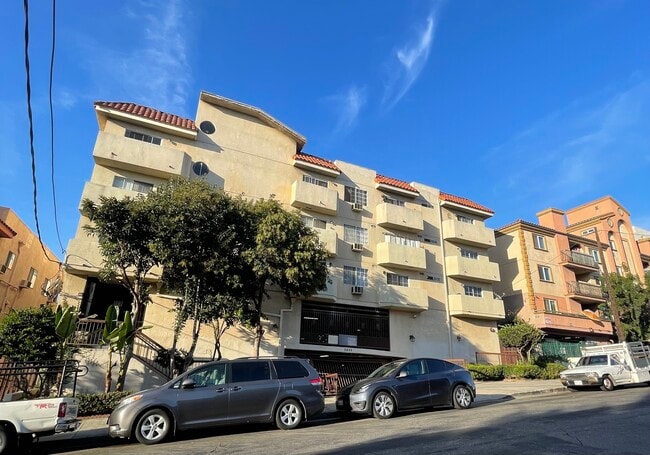 2833 Francis Ave, Unit 205 in Los Angeles, CA - Building Photo - Building Photo