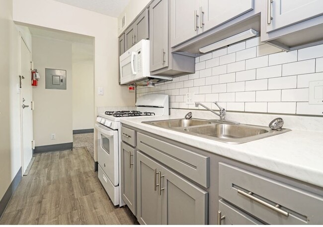 Woodside Village in Louisville, KY - Foto de edificio - Building Photo