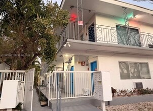 7717 Byron Ave in Miami Beach, FL - Building Photo - Building Photo