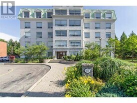 405 Erb St. W in Waterloo, ON - Building Photo