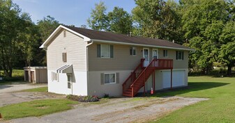 84 Nutter Ct, Unit 1 in Williamstown, WV - Building Photo