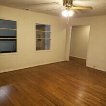 908 Porter St in Taylor, TX - Building Photo - Building Photo