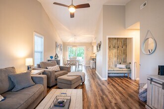 907 Brewster Ln in Wilmington, NC - Building Photo - Building Photo