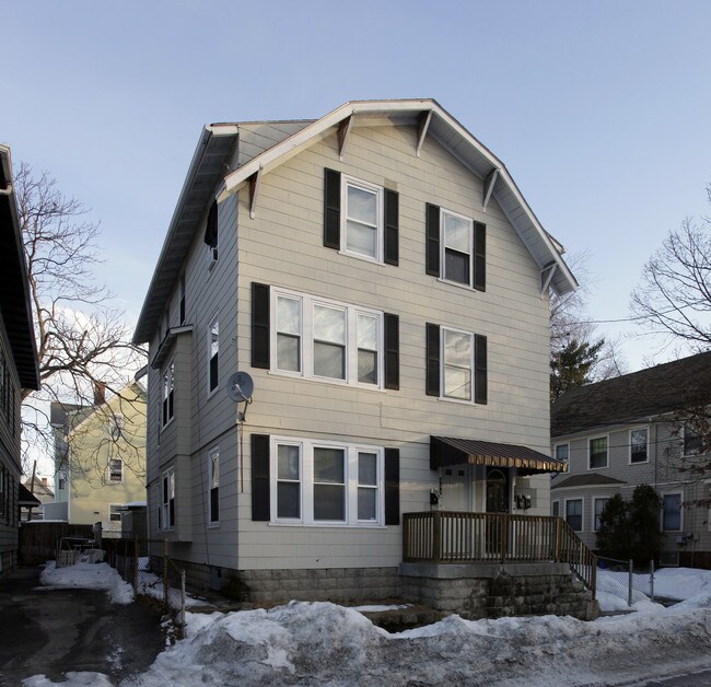 333 Narragansett St in Cranston, RI - Foto de edificio - Building Photo