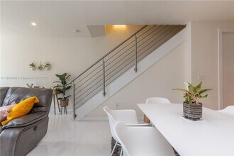 10245 NW 63rd Terrace in Doral, FL - Building Photo - Building Photo