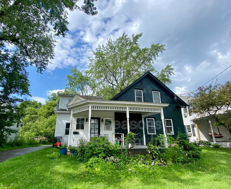 40 West St in Winooski, VT - Building Photo