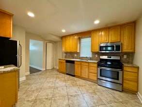 993 Lindley St in Bridgeport, CT - Building Photo - Building Photo