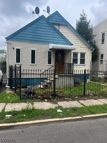 35 Chestnut Ave in Irvington, NJ - Building Photo