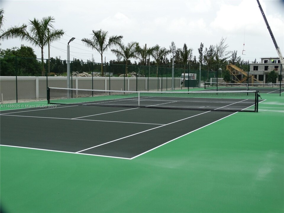 10046 NW 51st Ter in Doral, FL - Foto de edificio