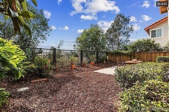 10734 Chinon Cir in San Diego, CA - Foto de edificio - Building Photo