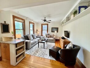 179 Caroline St, Unit A in Saratoga Springs, NY - Foto de edificio - Building Photo