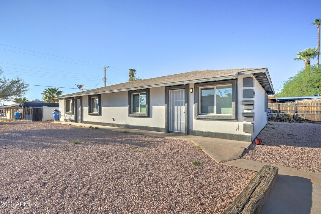 1202 N 49th Pl in Phoenix, AZ - Building Photo