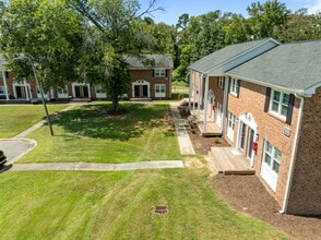 Caswell at Mill Creek in Jacksonville, NC - Foto de edificio - Building Photo