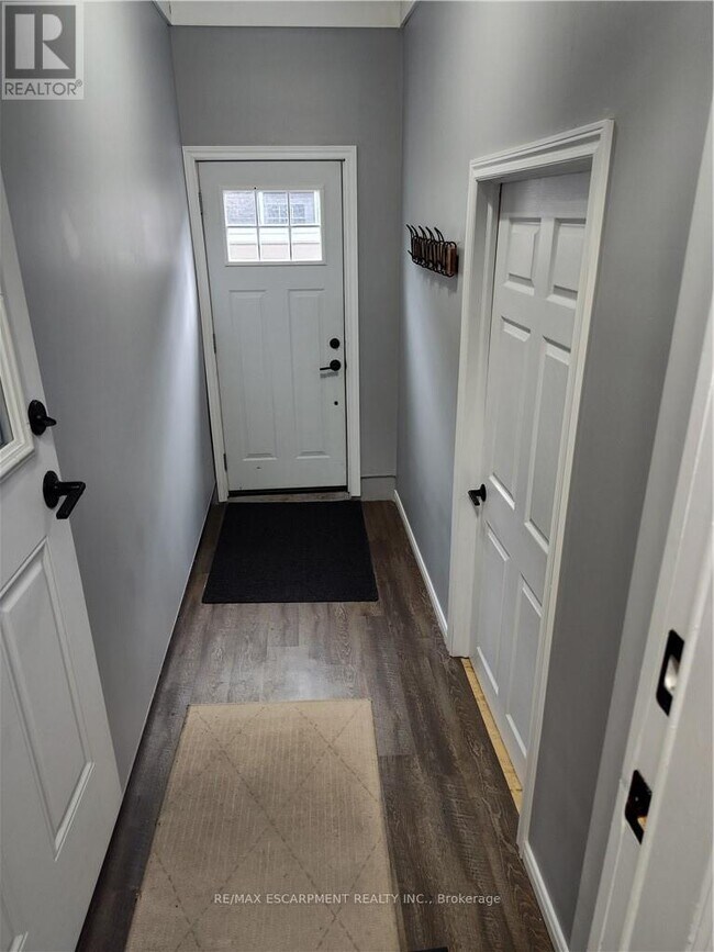 88 San Fernando Dr in Hamilton, ON - Building Photo - Building Photo