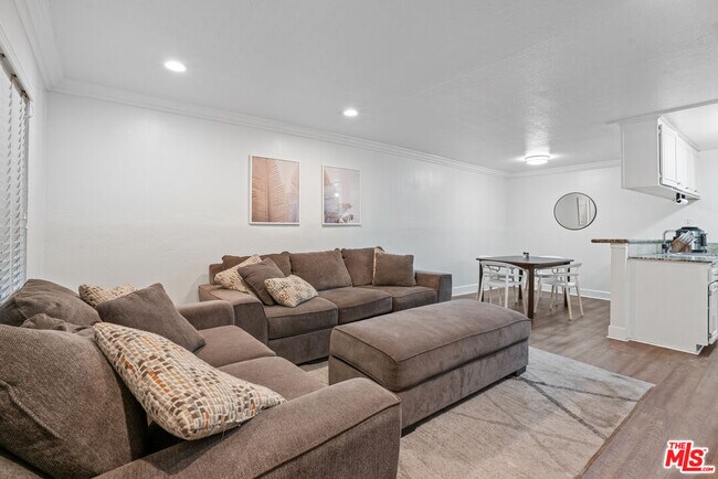 7035 Woodley Ave in Los Angeles, CA - Building Photo - Building Photo