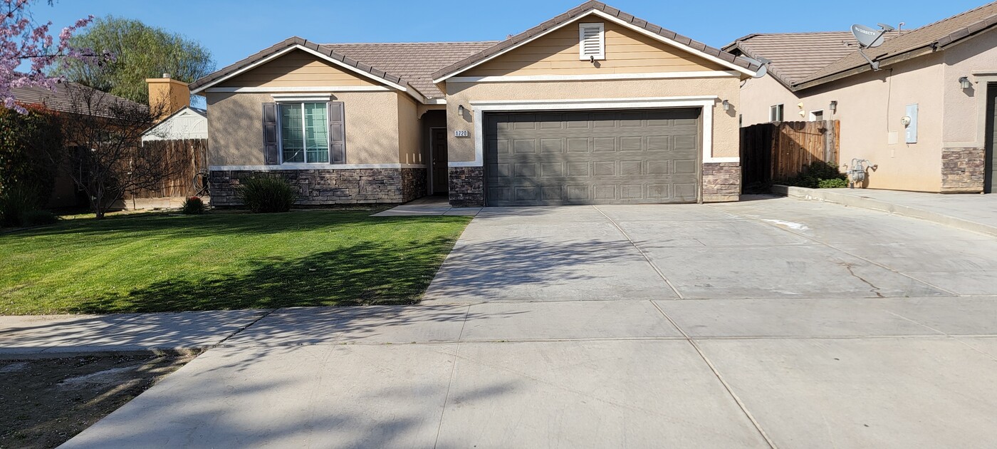 1720 Prairie Rose Way in Wasco, CA - Building Photo