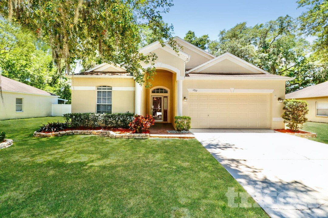 1227 Gordon Oaks Dr in Plant City, FL - Building Photo