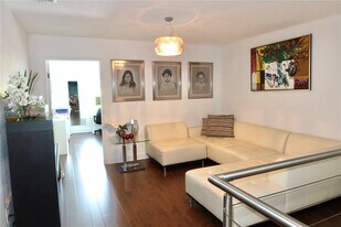 10923 NW 70th St in Doral, FL - Building Photo