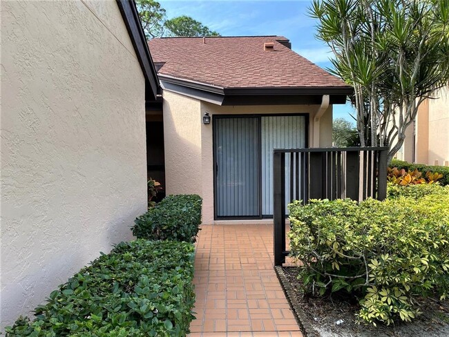 6281 Timberlake Dr in Sarasota, FL - Foto de edificio - Building Photo