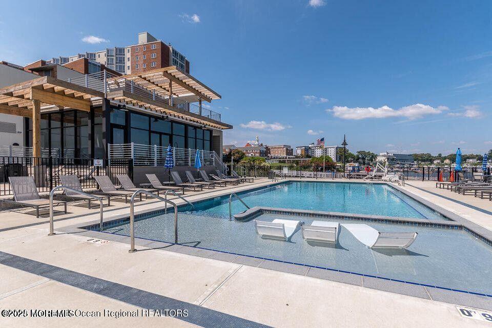 28 Riverside Ave in Red Bank, NJ - Building Photo