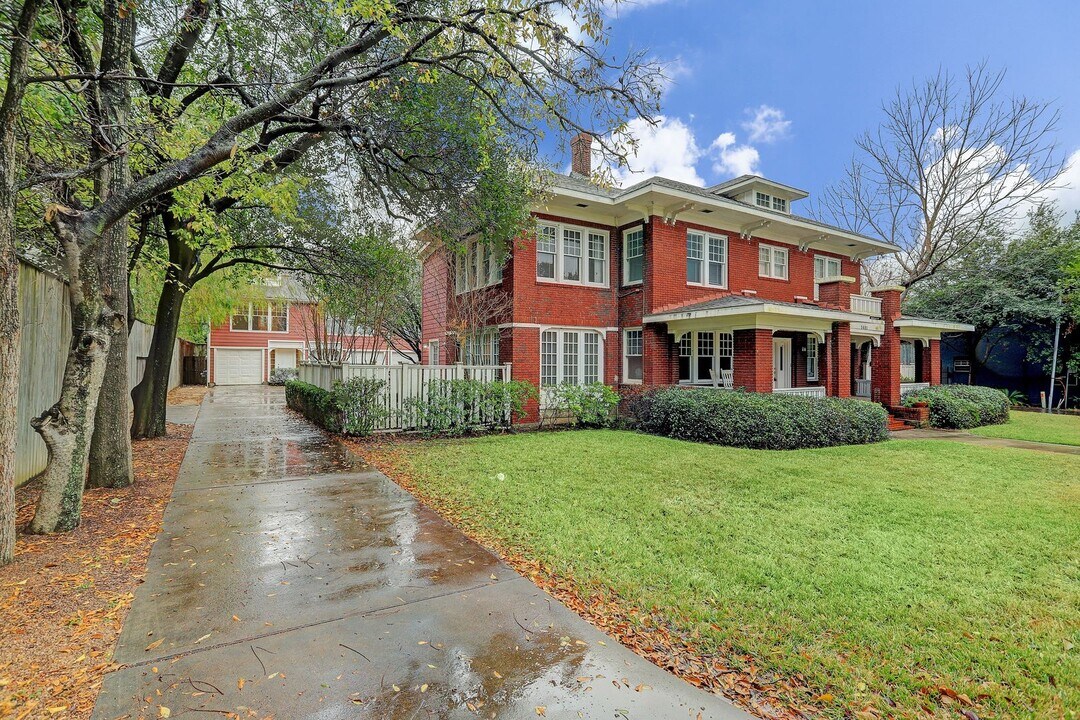 1401 Castle Ct in Houston, TX - Building Photo