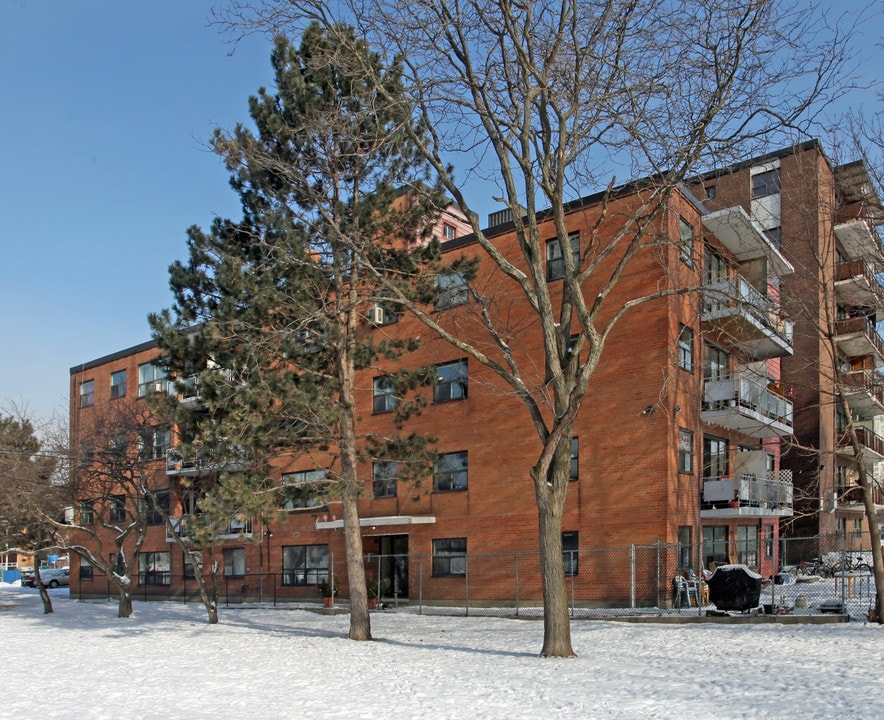 Lakeside Court in Toronto, ON - Building Photo