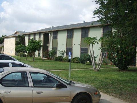 Laredo Manor Apartments in Laredo, TX - Building Photo