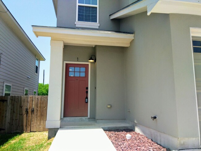 6315 Melanzane Ave in San Antonio, TX - Foto de edificio - Building Photo